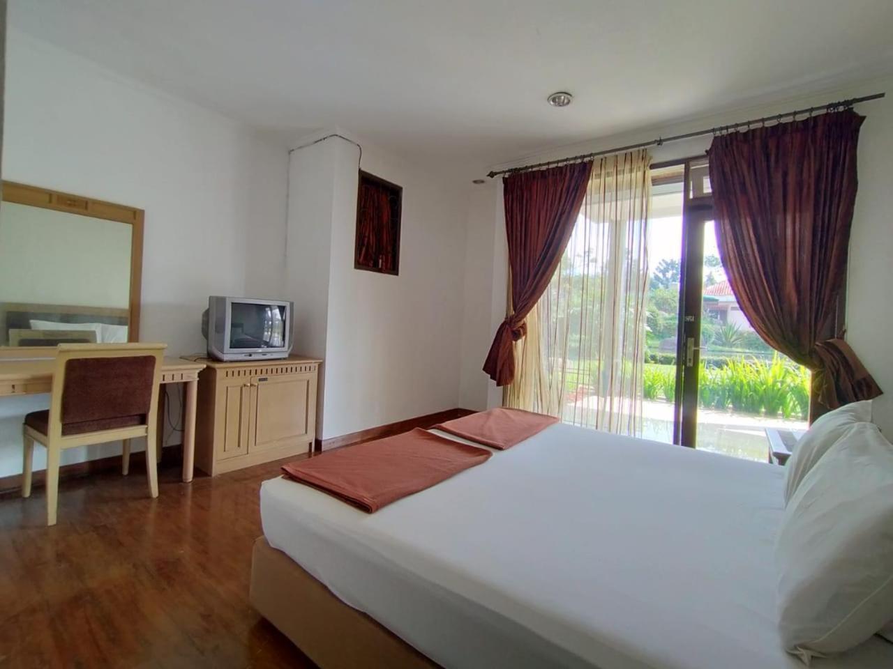 Villa Bukit Danau Lot 14 Cinengangirang Bagian luar foto