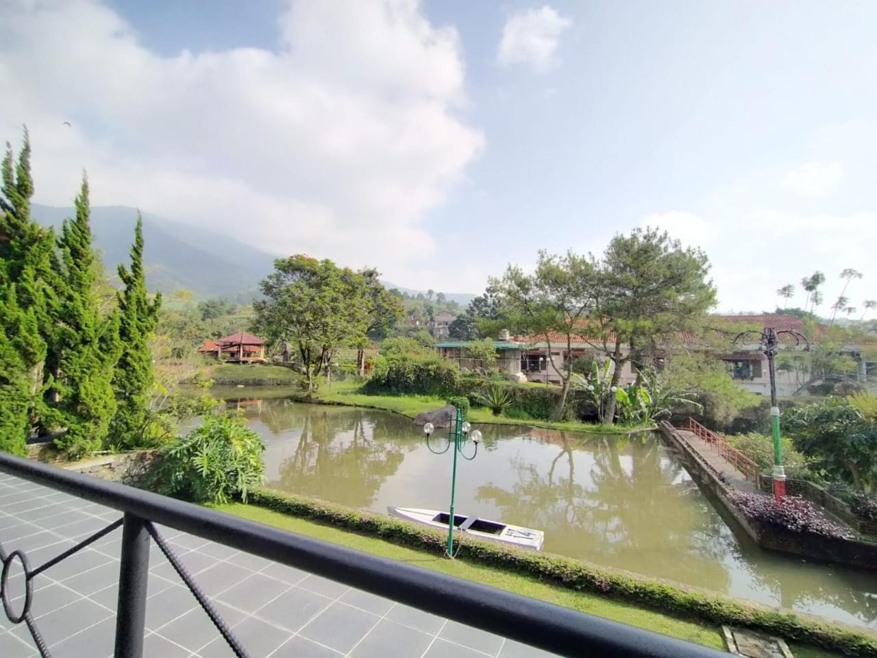 Villa Bukit Danau Lot 14 Cinengangirang Bagian luar foto