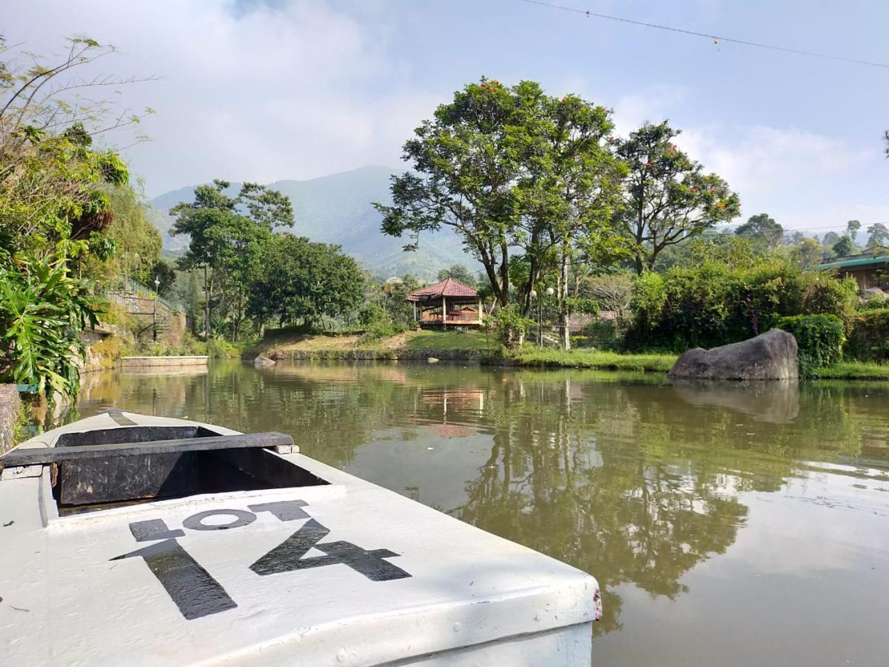 Villa Bukit Danau Lot 14 Cinengangirang Bagian luar foto